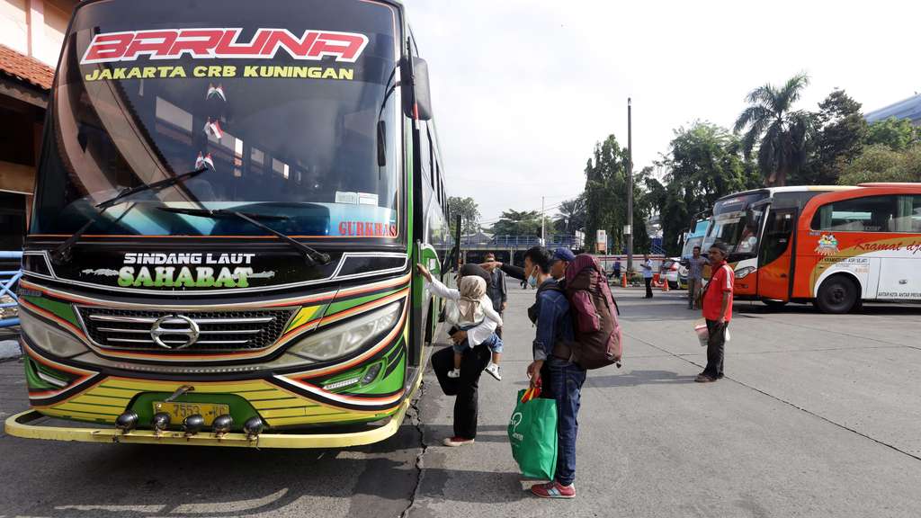 FOTO: Harga BBM Naik, Tiket Bus di Terminal Kampung Rambutan Ikutan Naik