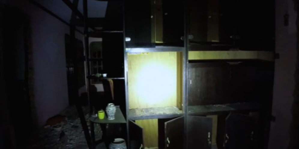 Potret Rumah Terbengkalai di Depok, Ditemukan Barang-barang Antik