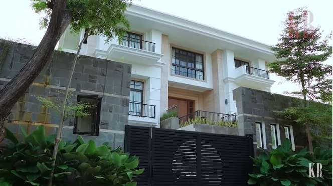 8 Potret Mewahnya Rumah Jejouw Si Penjual Baju Bekas, Ada Lapangan Golf, Dijuluki Sultan Ancol!
