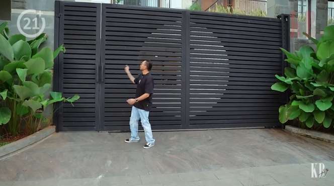 8 Potret Mewahnya Rumah Jejouw Si Penjual Baju Bekas, Ada Lapangan Golf, Dijuluki Sultan Ancol!