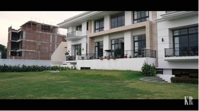 8 Potret Mewahnya Rumah Jejouw Si Penjual Baju Bekas, Ada Lapangan Golf, Dijuluki Sultan Ancol!
