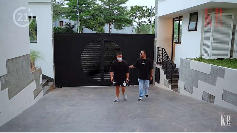 8 Potret Mewahnya Rumah Jejouw Si Penjual Baju Bekas, Ada Lapangan Golf, Dijuluki Sultan Ancol!