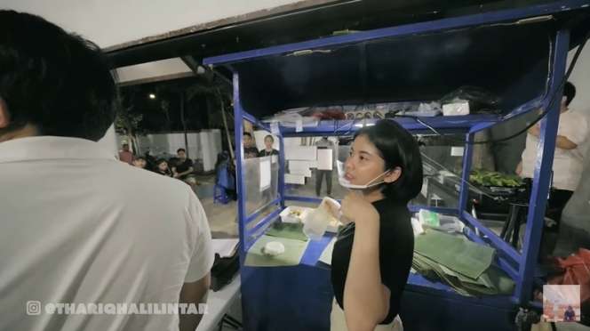 8 Potret Warung Nasi Bakar Melati JKT48 di Teras Rumah, Pakai Gerobak Kecil!