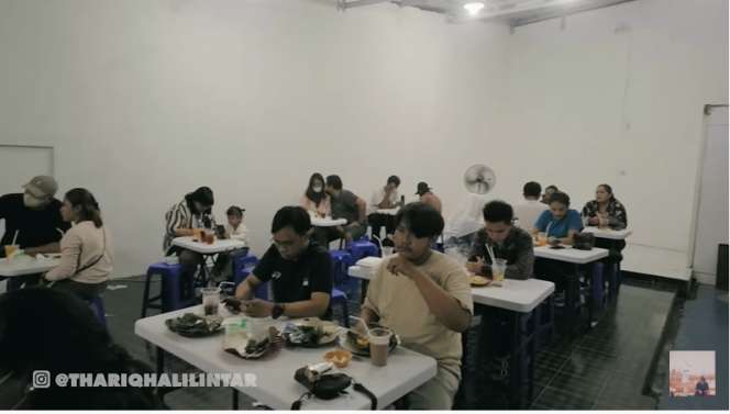 8 Potret Warung Nasi Bakar Melati JKT48 di Teras Rumah, Pakai Gerobak Kecil!