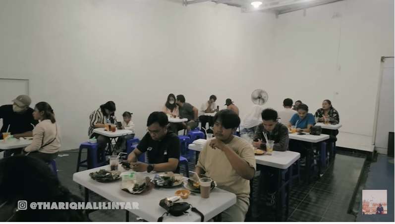 8 Potret Warung Nasi Bakar Melati JKT48 di Teras Rumah, Pakai Gerobak Kecil!