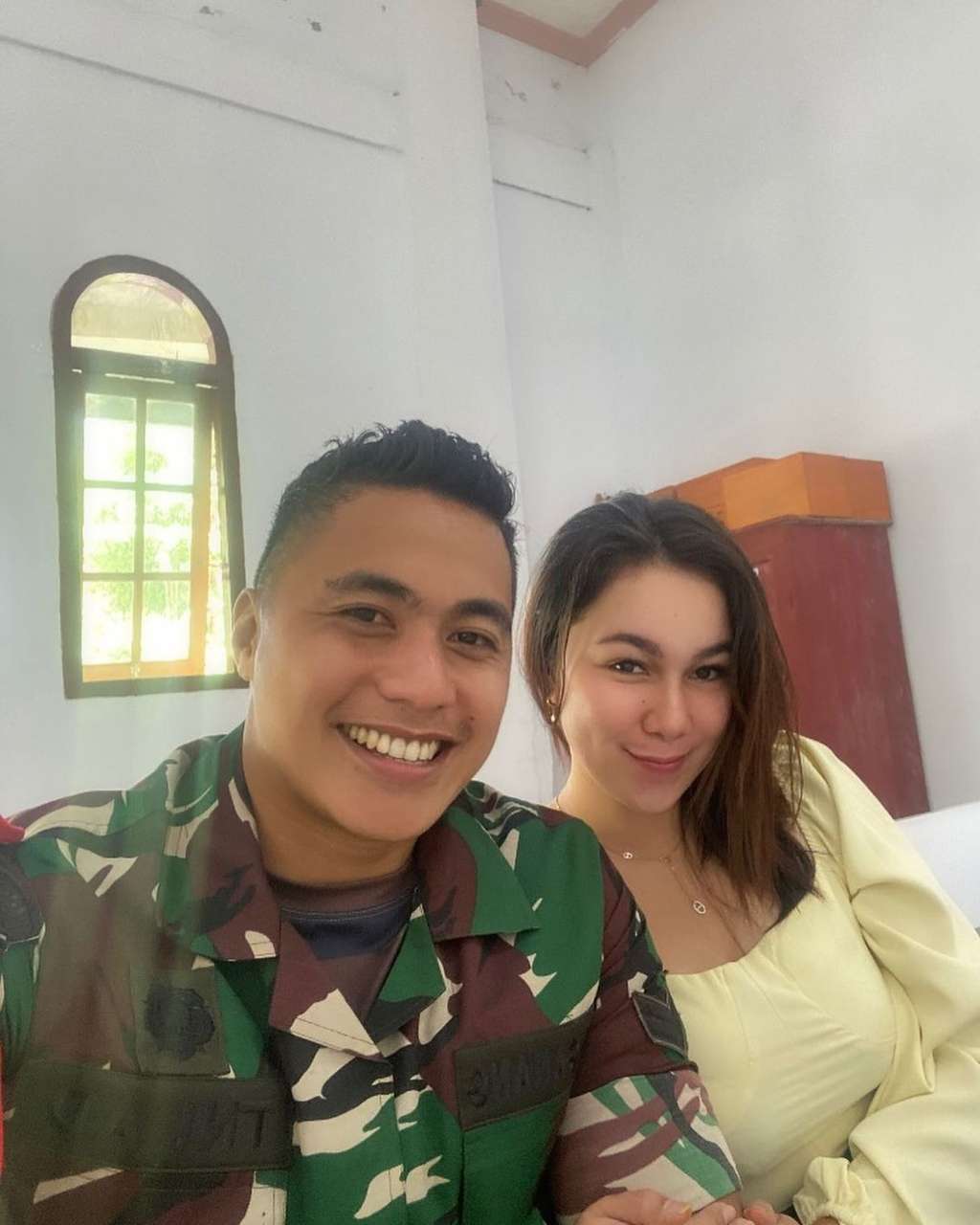 Potret Claudia Pacar Aprilio Manganang Pakai Baju Persit, Ditegur Roknya Terlalu Pendek