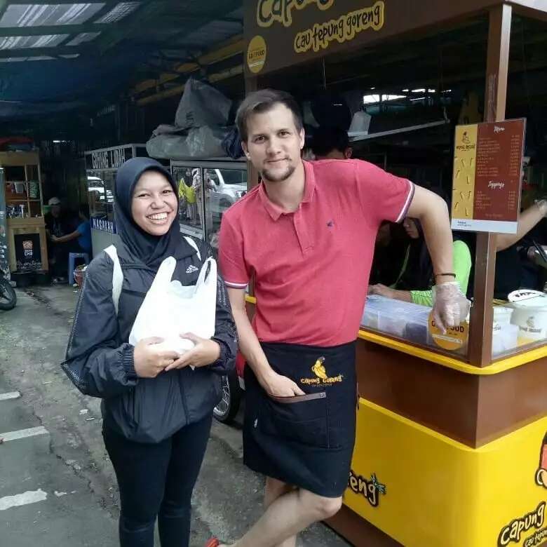 9 Seleb Tak Gengsi Jualan Kaki Lima, Anisa Bahar `Ngasong` Minuman Sachet di Pinggir Jalan