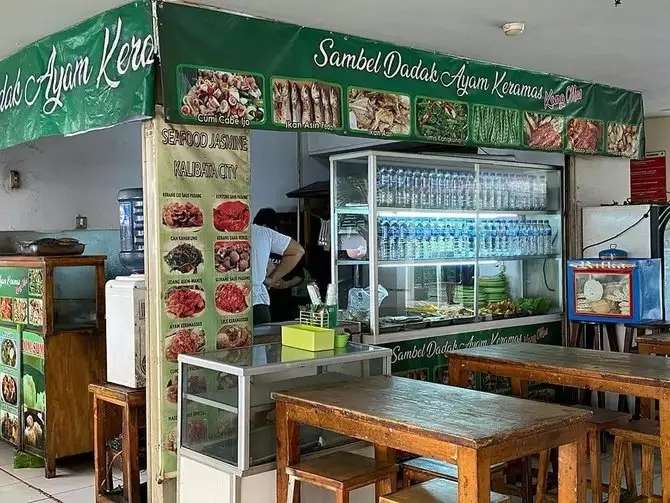 9 Seleb Tak Gengsi Jualan Kaki Lima, Anisa Bahar `Ngasong` Minuman Sachet di Pinggir Jalan
