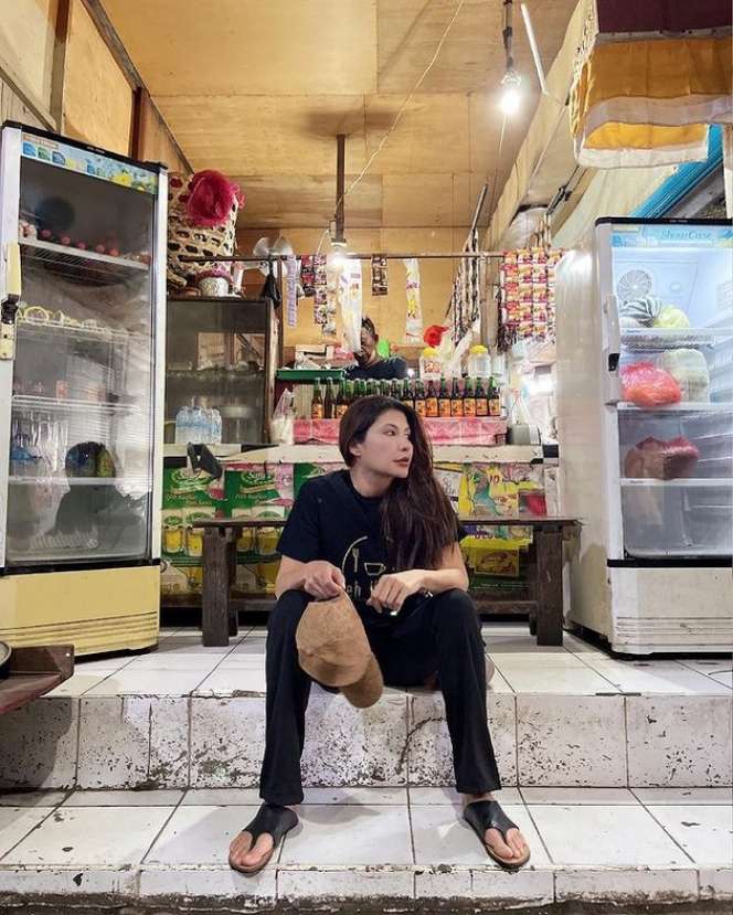 Potret Tamara Bleszynski Nongkrong hingga Belanja di Pasar Tradisional, Penampilannya Disorot