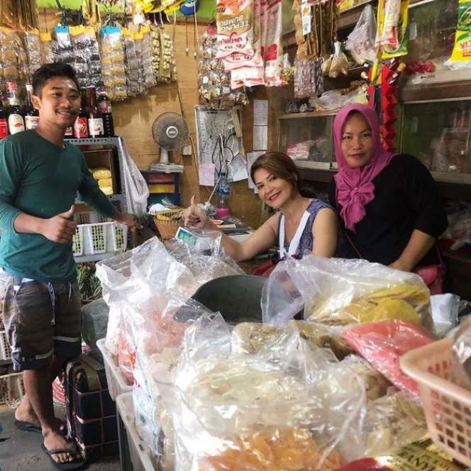 Potret Tamara Bleszynski Nongkrong hingga Belanja di Pasar Tradisional, Penampilannya Disorot