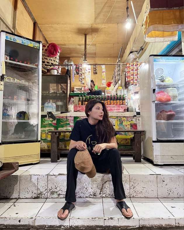 Potret Tamara Bleszynski Nongkrong hingga Belanja di Pasar Tradisional, Penampilannya Disorot