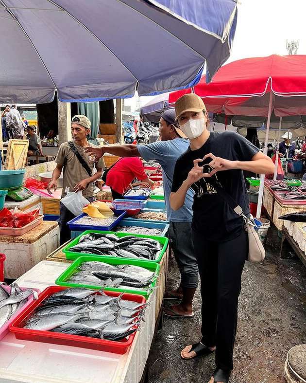 Potret Tamara Bleszynski Nongkrong hingga Belanja di Pasar Tradisional, Penampilannya Disorot
