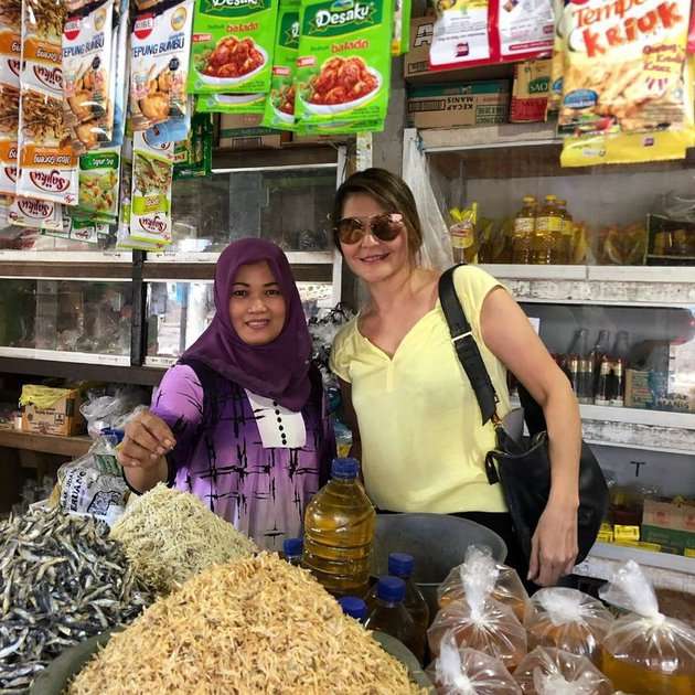 Potret Tamara Bleszynski Nongkrong hingga Belanja di Pasar Tradisional, Penampilannya Disorot