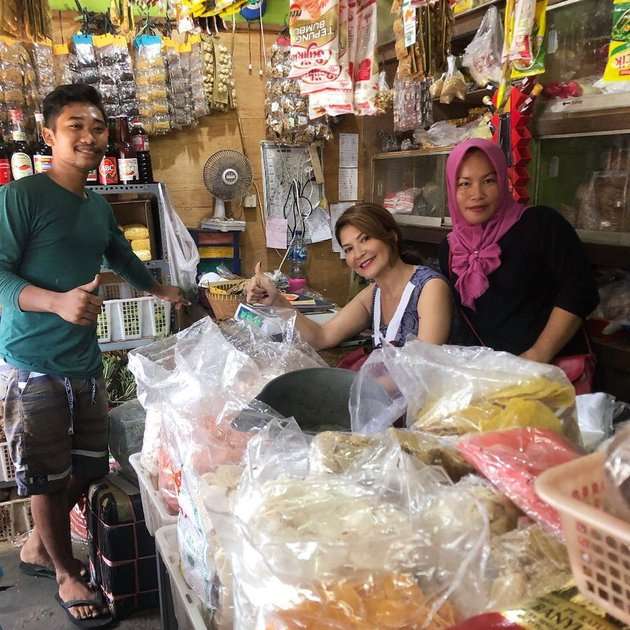 Potret Tamara Bleszynski Nongkrong hingga Belanja di Pasar Tradisional, Penampilannya Disorot