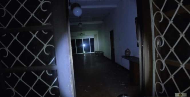 9 Potret Rumah Terbengkalai Bekas Pembunuhan Berantai, Tinggalkan Bercak Hingga Tembakan Peluru!