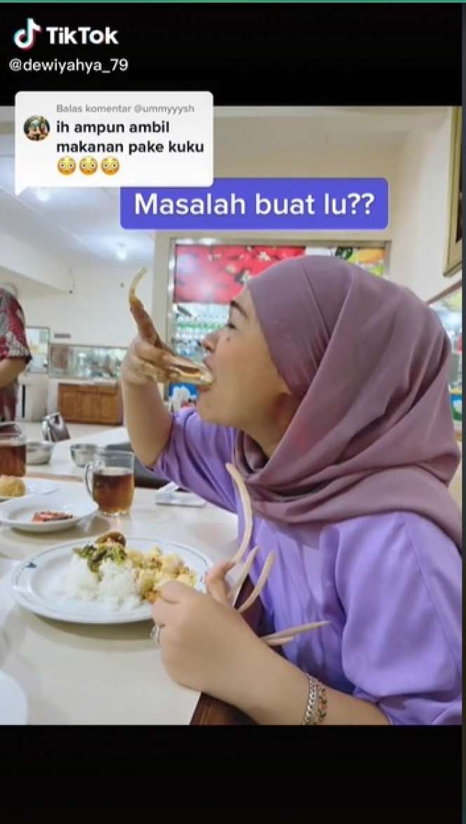 Potret Wanita Berkuku Super Panjang Saat Makan Nasi Pakai Tangan, Warganet: Bukannya Ngiler Malah Seram plus Jijik!