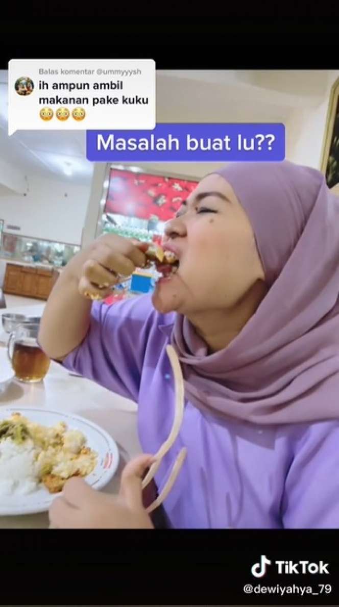 Potret Wanita Berkuku Super Panjang Saat Makan Nasi Pakai Tangan, Warganet: Bukannya Ngiler Malah Seram plus Jijik!