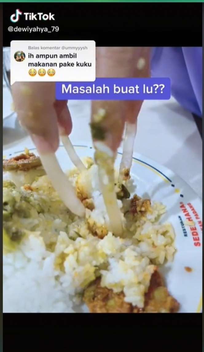 Potret Wanita Berkuku Super Panjang Saat Makan Nasi Pakai Tangan, Warganet: Bukannya Ngiler Malah Seram plus Jijik!