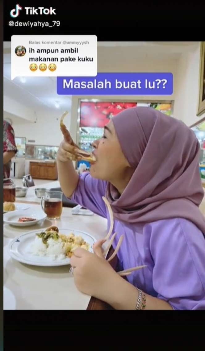 Potret Wanita Berkuku Super Panjang Saat Makan Nasi Pakai Tangan, Warganet: Bukannya Ngiler Malah Seram plus Jijik!