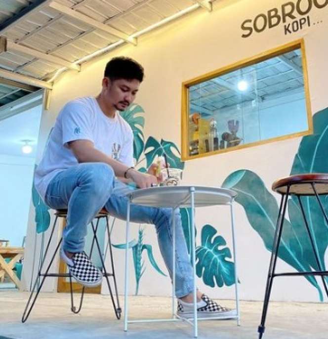 Foto-foto Terbaru Angga Wijaya Usai Cerai dengan Dewi Perssik Disorot: Suka Pose Merenung Sendiri