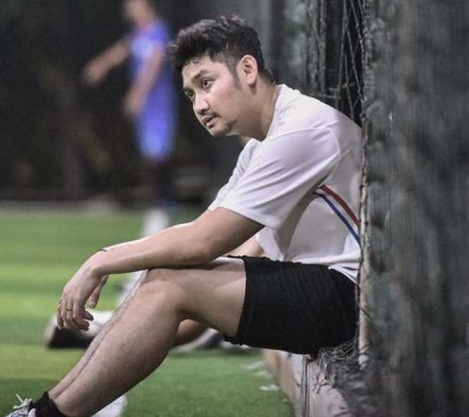 Foto-foto Terbaru Angga Wijaya Usai Cerai dengan Dewi Perssik Disorot: Suka Pose Merenung Sendiri