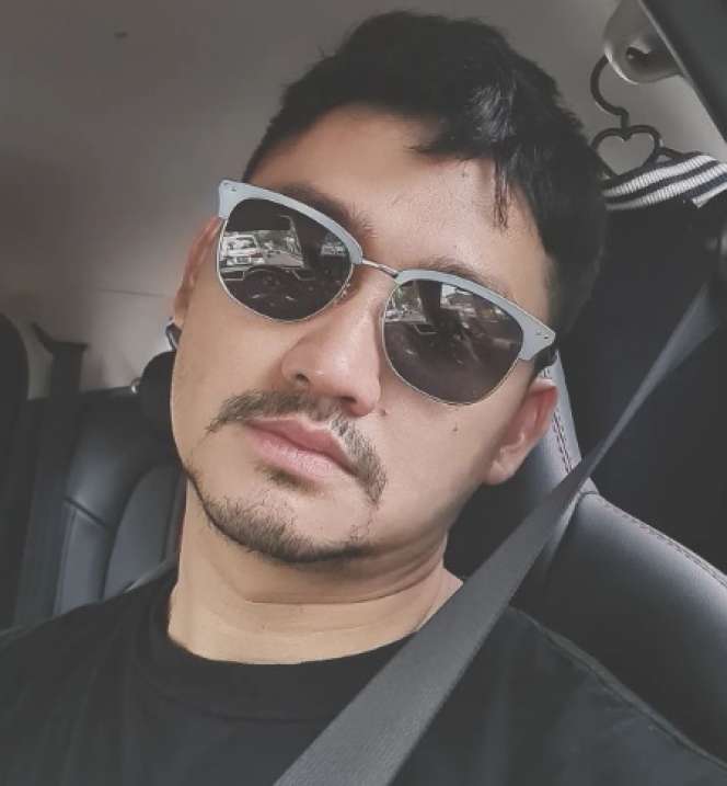 Foto-foto Terbaru Angga Wijaya Usai Cerai dengan Dewi Perssik Disorot: Suka Pose Merenung Sendiri