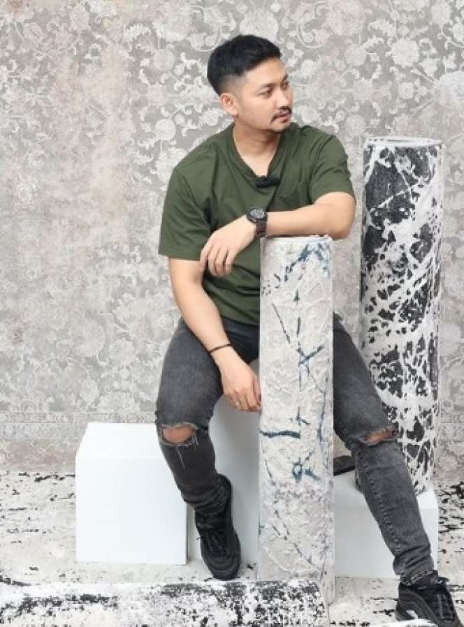 Foto-foto Terbaru Angga Wijaya Usai Cerai dengan Dewi Perssik Disorot: Suka Pose Merenung Sendiri