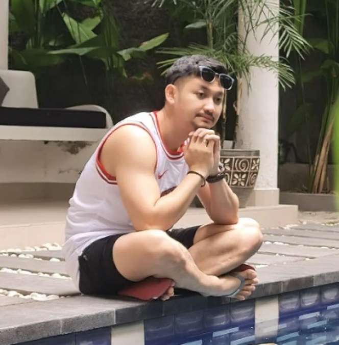 Foto-foto Terbaru Angga Wijaya Usai Cerai dengan Dewi Perssik Disorot: Suka Pose Merenung Sendiri