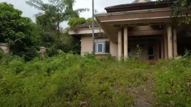 10 Adu Ngeri Rumah Terbengkalai Milik Suzanna VS Farida Pasha ‘Mak Lampir`, Ada Kisah Mistis!