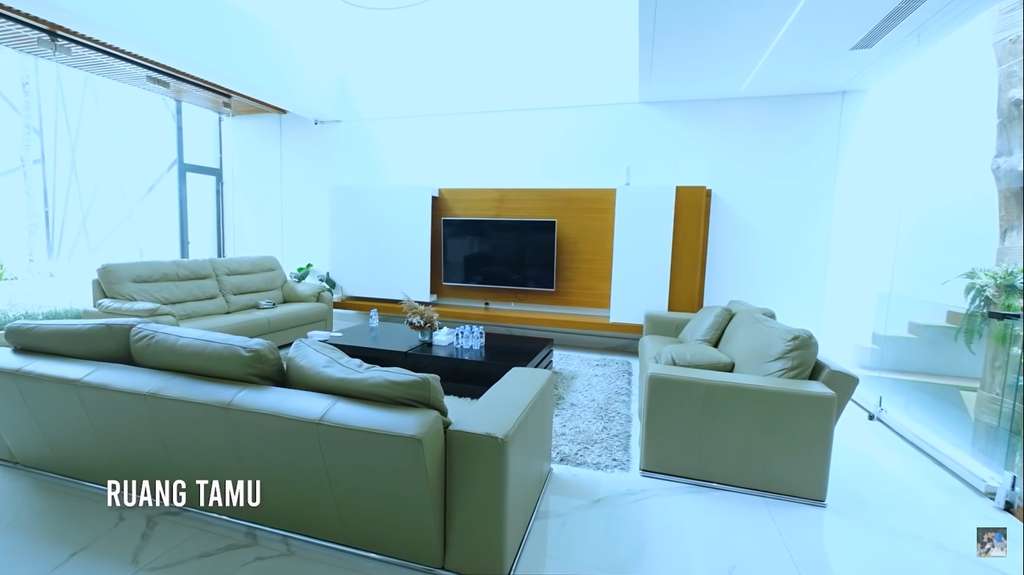 10 Adu Perbandingan Rumah Raditya Dika VS Ernest Prakasa, Beda Jauh, Mana Lebih Tajir?