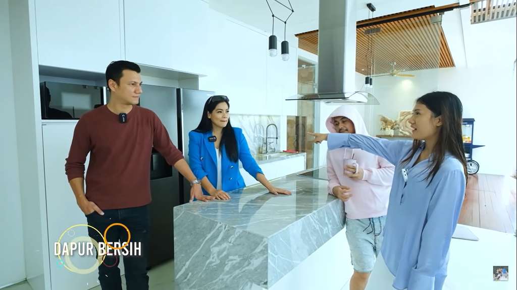 10 Adu Perbandingan Rumah Raditya Dika VS Ernest Prakasa, Beda Jauh, Mana Lebih Tajir?