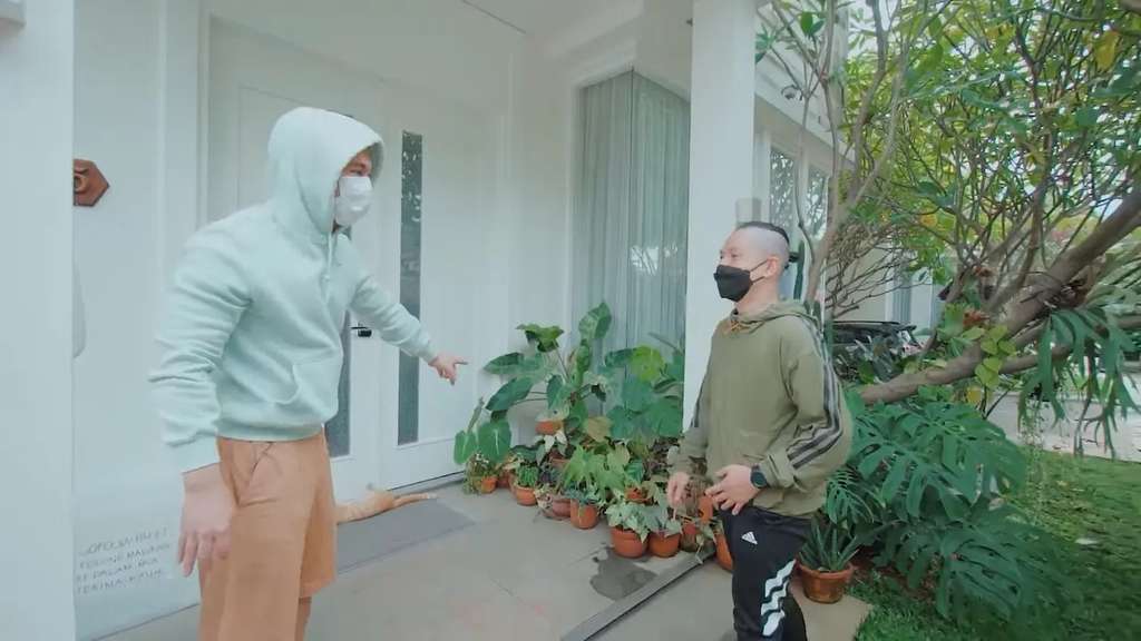 10 Adu Perbandingan Rumah Raditya Dika VS Ernest Prakasa, Beda Jauh, Mana Lebih Tajir?