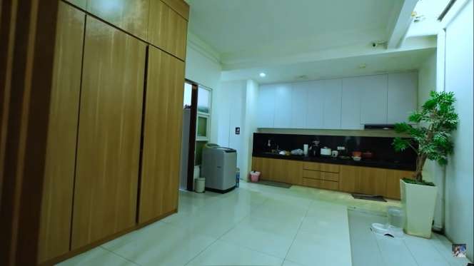 10 Adu Perbandingan Rumah Raditya Dika VS Ernest Prakasa, Beda Jauh, Mana Lebih Tajir?