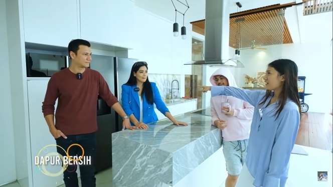 10 Adu Perbandingan Rumah Raditya Dika VS Ernest Prakasa, Beda Jauh, Mana Lebih Tajir?