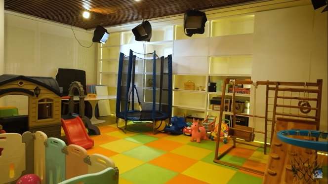 10 Adu Perbandingan Rumah Raditya Dika VS Ernest Prakasa, Beda Jauh, Mana Lebih Tajir?