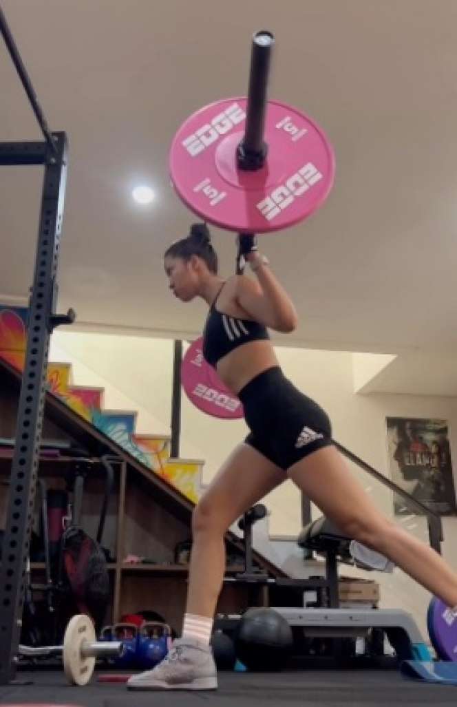 Tubuh Atletis Andrea Dian Bikin Banyak Orang Terkesima