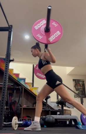 Tubuh Atletis Andrea Dian Bikin Banyak Orang Terkesima