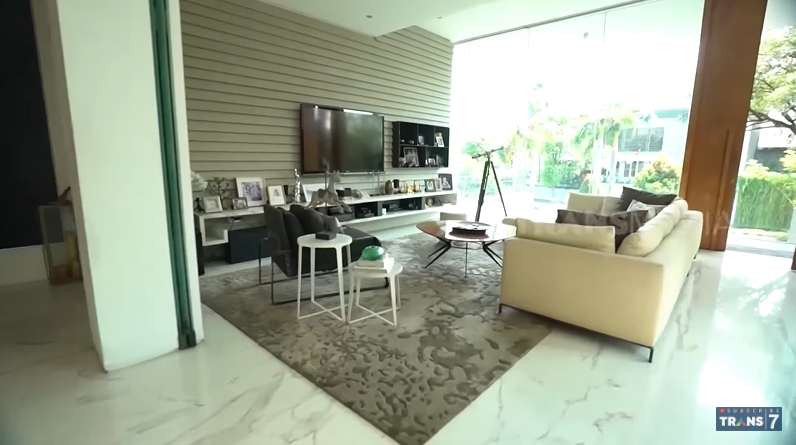 10 Potret Rumah Konglomerat Apriliana Lim yang Mewah, Kolam Renangnya Bak Sungai Amazon!