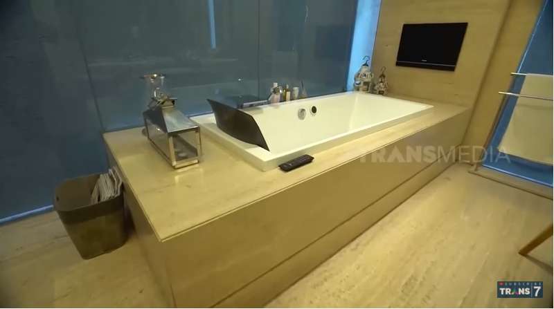 10 Potret Rumah Konglomerat Apriliana Lim yang Mewah, Kolam Renangnya Bak Sungai Amazon!