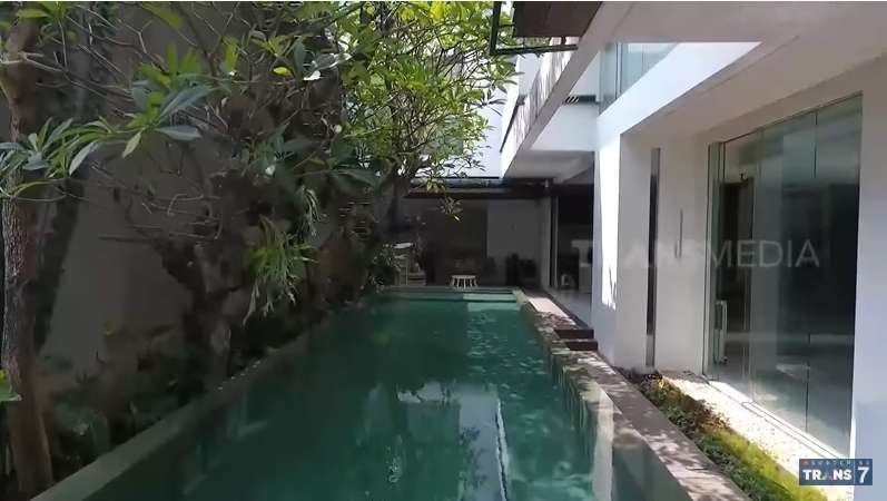 10 Potret Rumah Konglomerat Apriliana Lim yang Mewah, Kolam Renangnya Bak Sungai Amazon!