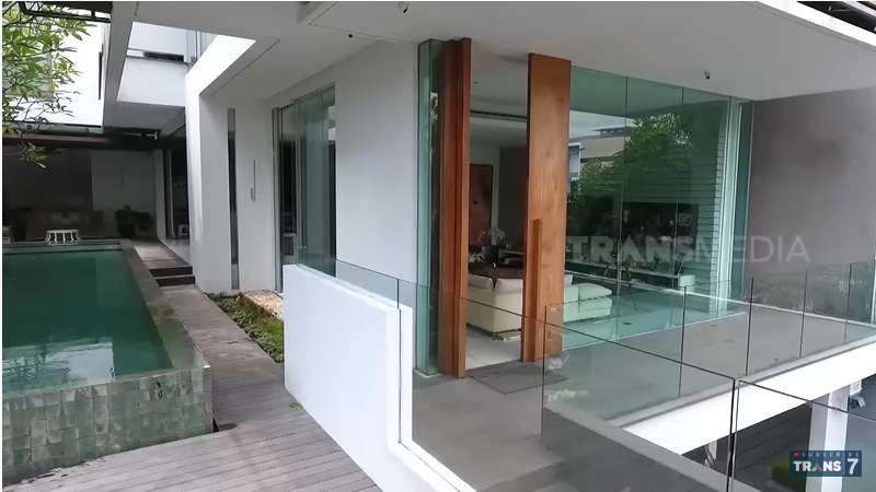 10 Potret Rumah Konglomerat Apriliana Lim yang Mewah, Kolam Renangnya Bak Sungai Amazon!