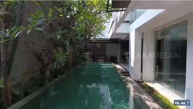 10 Potret Rumah Konglomerat Apriliana Lim yang Mewah, Kolam Renangnya Bak Sungai Amazon!