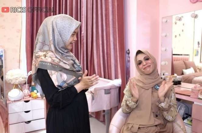 Potret Kak Jill Didandani Ria Ricis Pakai Hijab, Bikin Pangling!