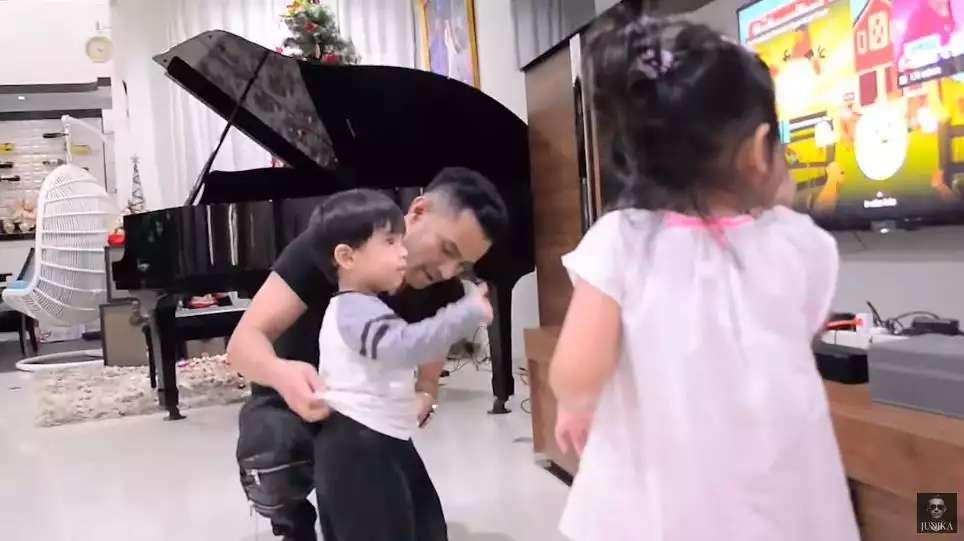 9 Potret Rumah Judika yang Jarang Tersorot, Mewah Banget, Mirip Bangunan Kastil