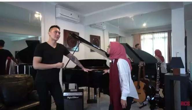 7 Potret Rumah Demian Aditya yang Didesain Serba Hitam, Punya Lemari Berisi Alat-Alat Ajaib!
