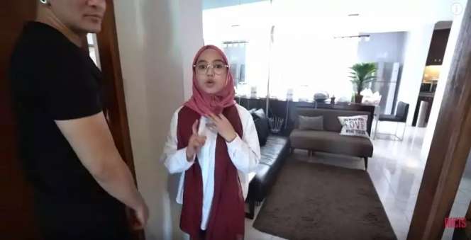 7 Potret Rumah Demian Aditya yang Didesain Serba Hitam, Punya Lemari Berisi Alat-Alat Ajaib!