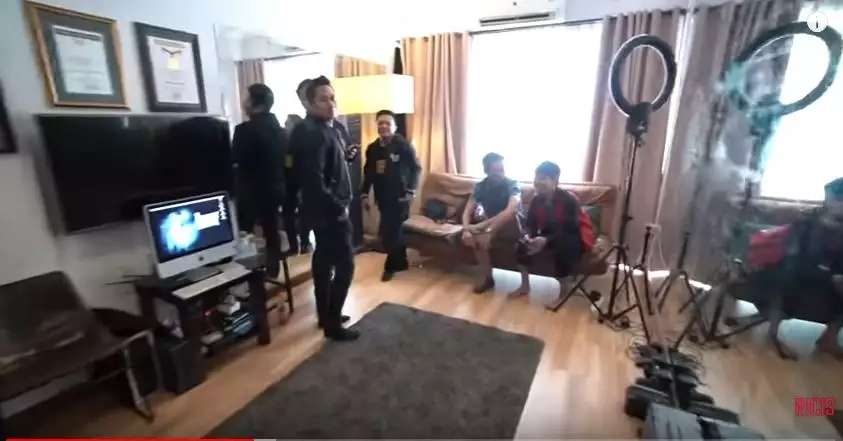 7 Potret Rumah Demian Aditya yang Didesain Serba Hitam, Punya Lemari Berisi Alat-Alat Ajaib!
