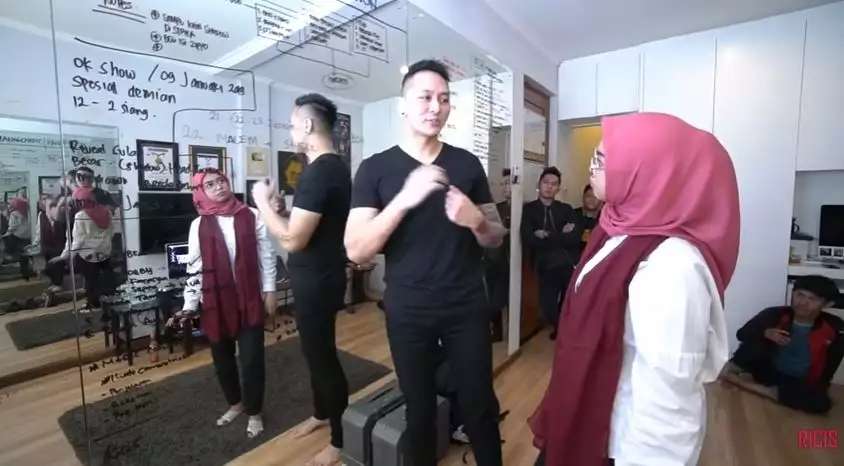 7 Potret Rumah Demian Aditya yang Didesain Serba Hitam, Punya Lemari Berisi Alat-Alat Ajaib!