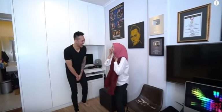7 Potret Rumah Demian Aditya yang Didesain Serba Hitam, Punya Lemari Berisi Alat-Alat Ajaib!