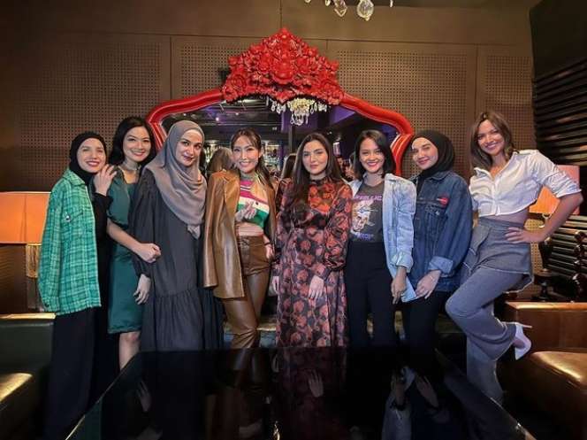 Potret Ultah Ayu Dewi Bareng Geng Seleb Sultan, Bentuk Kuenya Curi Perhatian!